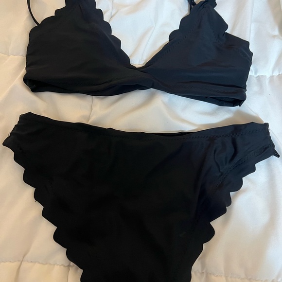 Small black scalloped bikini - Picture 2 of 3